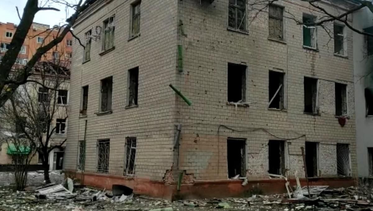 Россияне уже несколько часов обстреливают Чернигов, бьют по инфраструктуре и домам - 24 Канал
