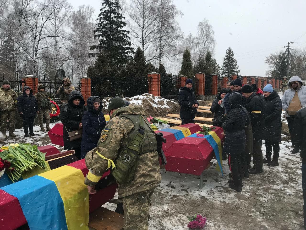 В Ахтырке похоронили 8 украинских воинов, погибших в результате авиаудара В Ахтырке похоронили 8 украинских воинов, погибших в результате авиаудара