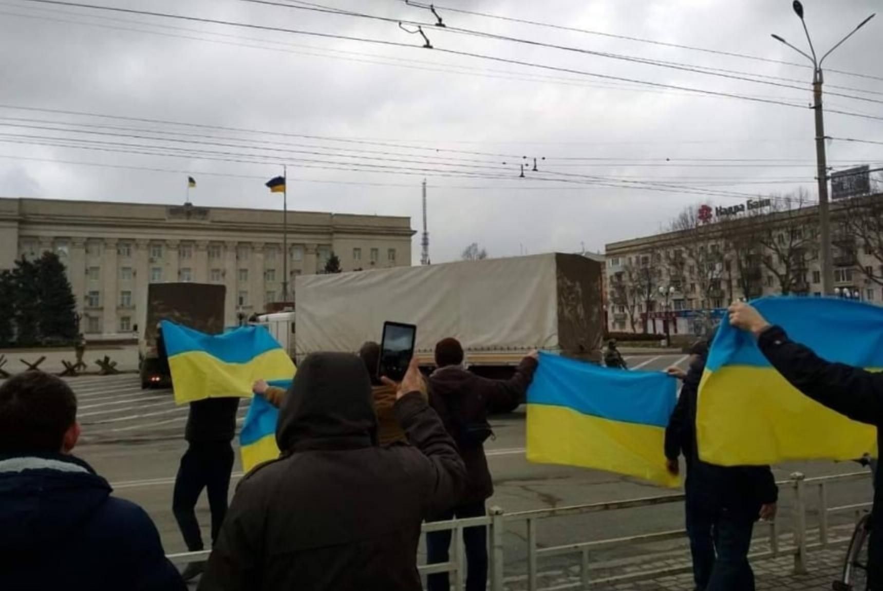 В Херсоне люди вышли с флагами против оккупантов - 24 Канал В Херсоне люди вышли с флагами против оккупантов - 24 Канал