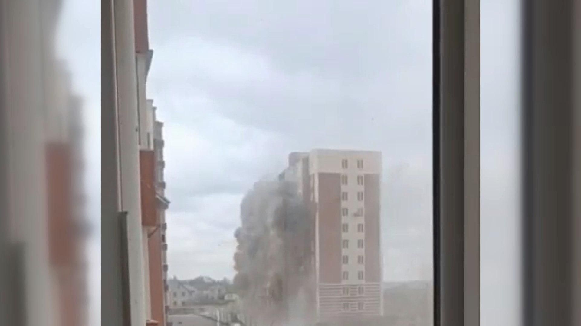 В Ирпене снаряд попал в жилой дом В Ирпене снаряд попал в жилой дом