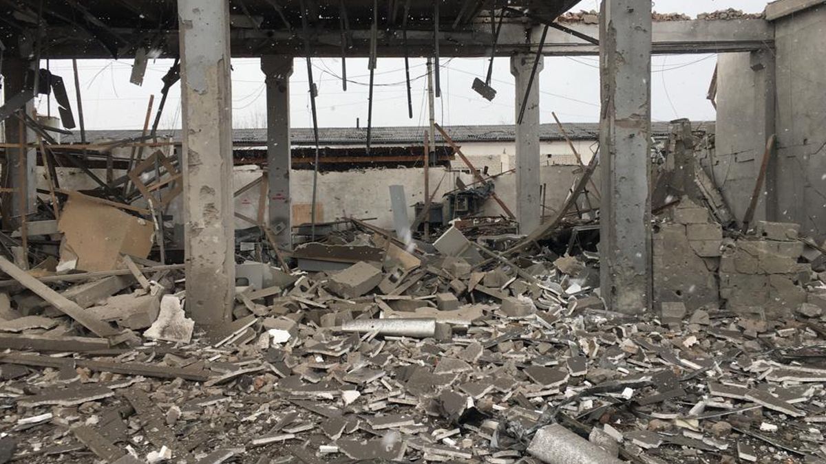 В сети показали последствия вражеских обстрелов Коростеня на Житомирщине: жуткие кадры В сети показали последствия вражеских обстрелов Коростеня на Житомирщине: жуткие кадры