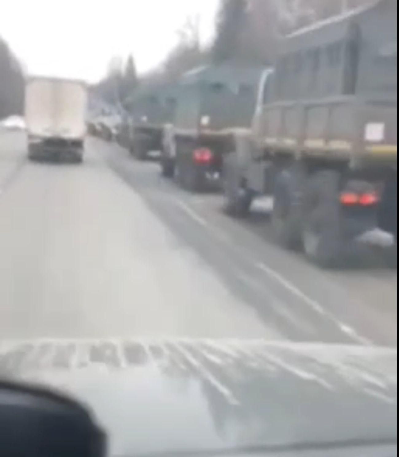 Z-ки уже закончились, пошли машины без обозначений: в Псковской области заметили большую колонну - 24 Канал Z-ки уже закончились, пошли машины без обозначений: в Псковской области заметили большую колонну - 24 Канал