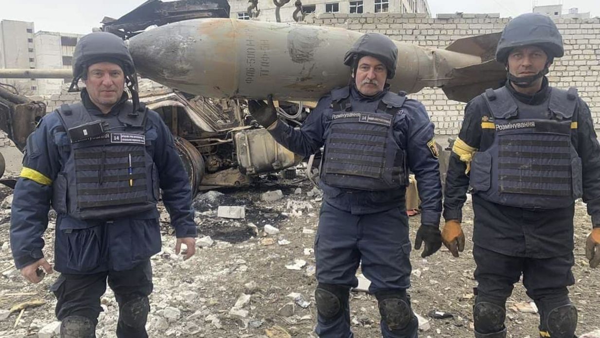 Спасатели разбирают завалы в Харькове: там до сих пор могут находиться люди