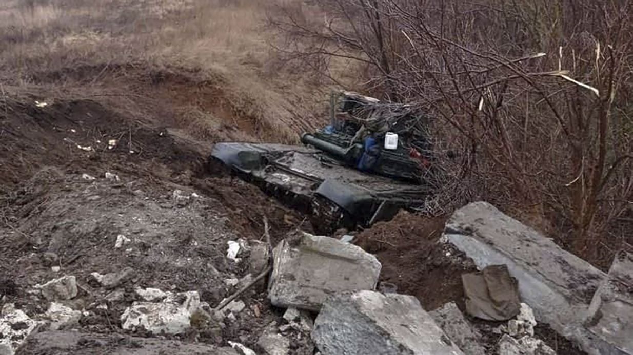 Російський танк застряг у канаві та був кинутий екіпажем - 24 Канал Російський танк застряг у канаві та був кинутий екіпажем - 24 Канал
