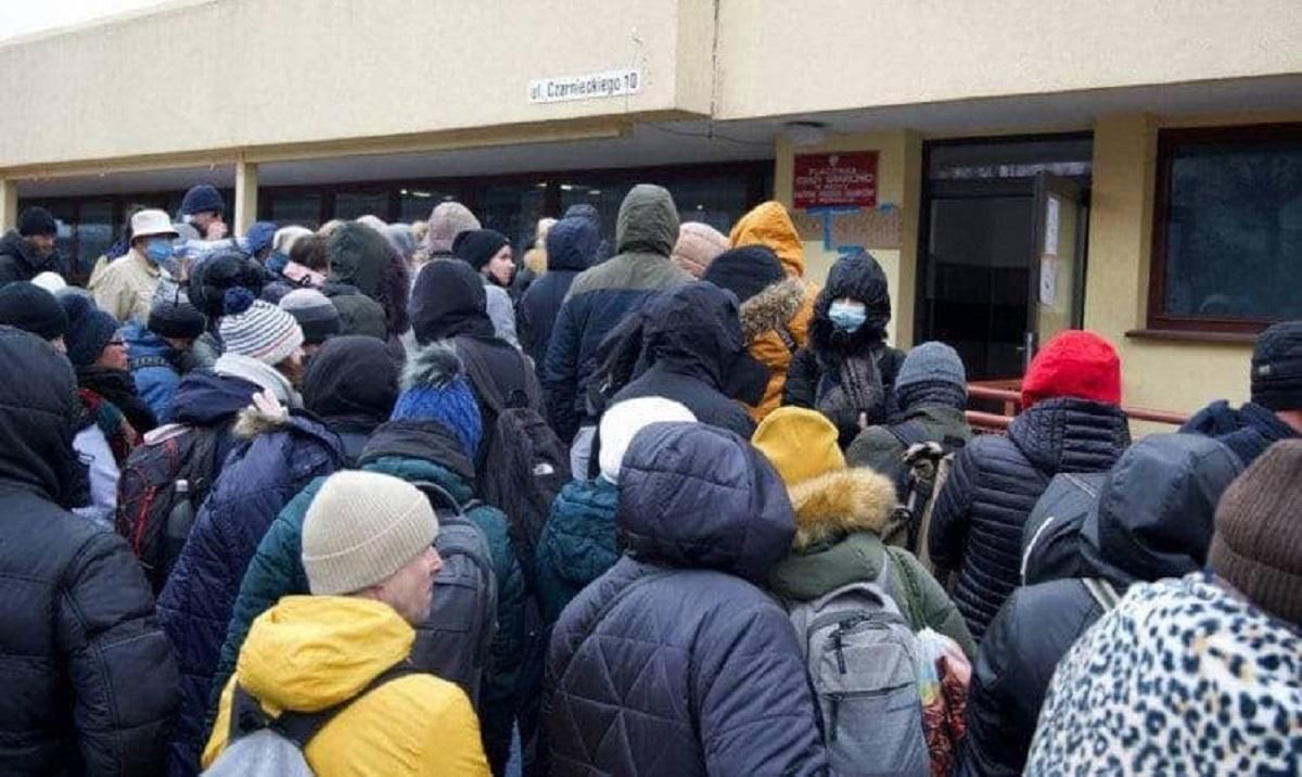 В Перемышле очевидцы фиксируют сотни мужчин, ожидающих очередей поездов в Украину