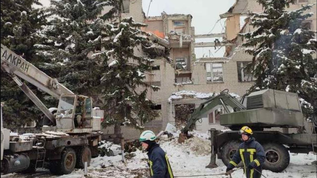 На Харьковщине оккупанты разбомбили школу: фото последствий обстрела - 24 Канал