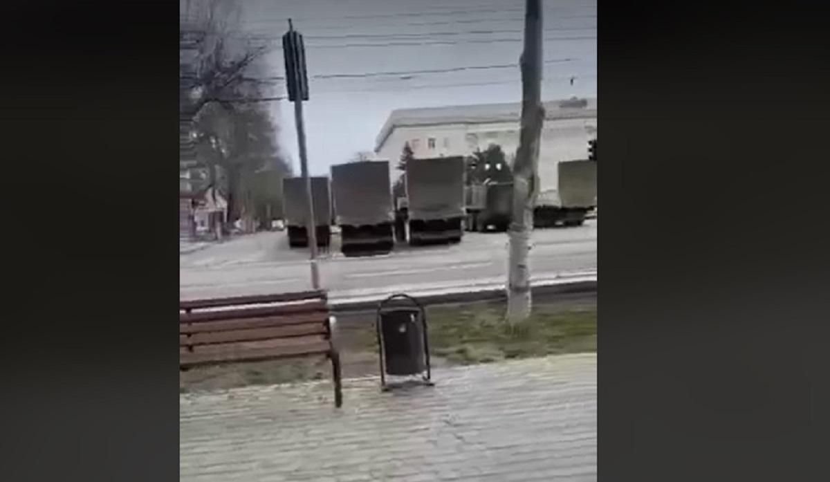 *уй вам, а не ХНР, – местный показал "гуманитарку" от оккупантов в Херсоне *уй вам, а не ХНР, – местный показал "гуманитарку" от оккупантов в Херсоне