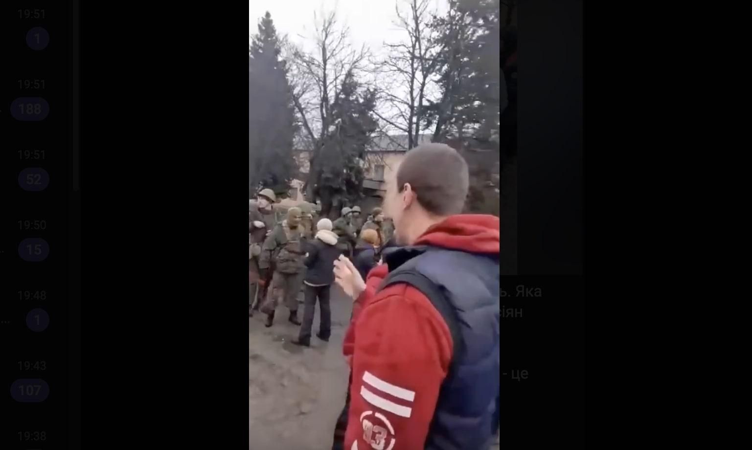 О цветах могут забыть: жители Новопскова в Луганской области устроили оккупантам "теплую" встреч - 24 Канал О цветах могут забыть: жители Новопскова в Луганской области устроили оккупантам "теплую" встреч - 24 Канал