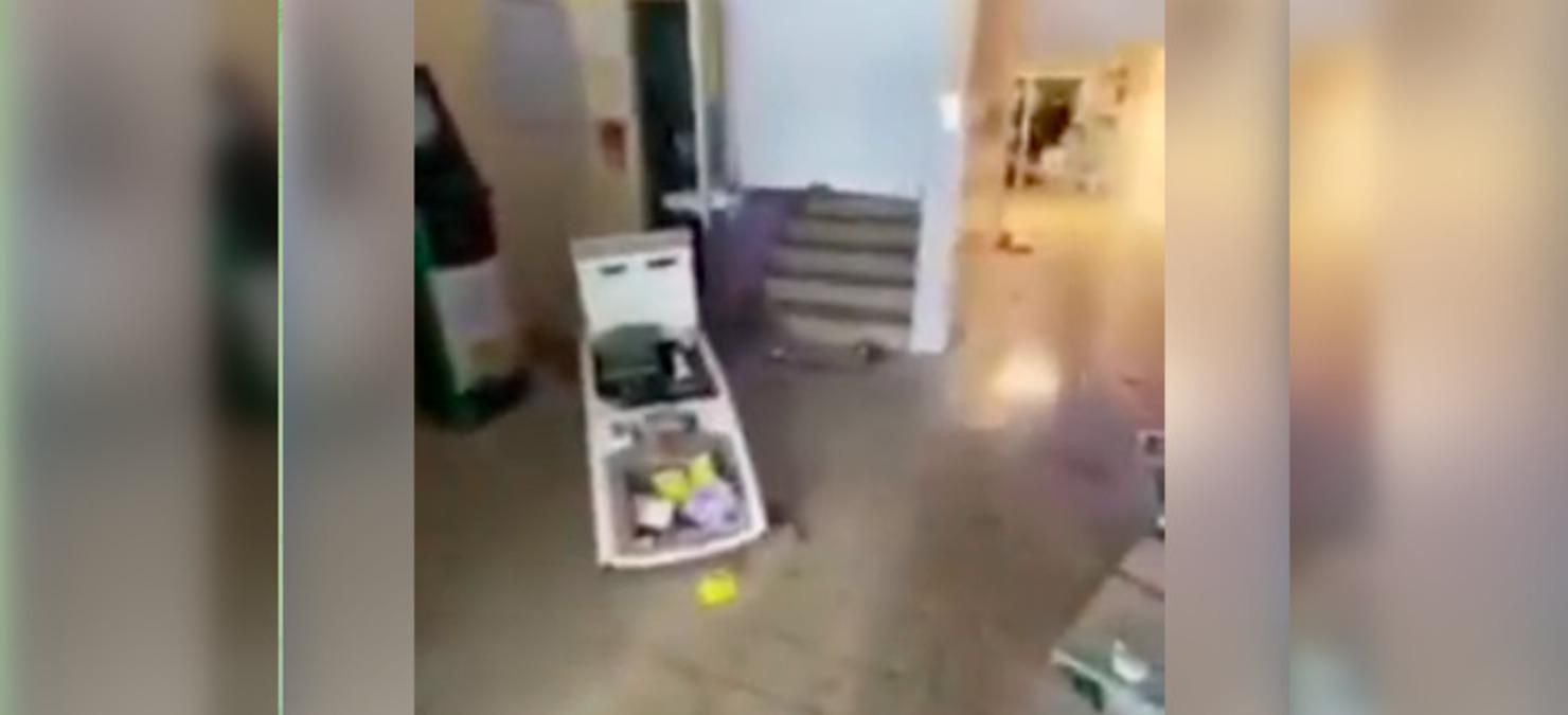 Варвары 21 века: голодные оккупанты разграбили АТБ на Сумщине - 24 Канал Варвары 21 века: голодные оккупанты разграбили АТБ на Сумщине - 24 Канал