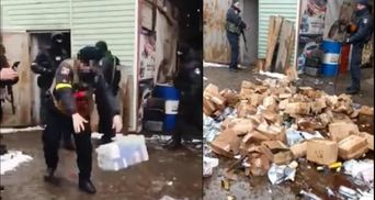 У Луцьку правоохоронці та муніципали знищили десятки ящиків алкоголю, який вилучили у продавців