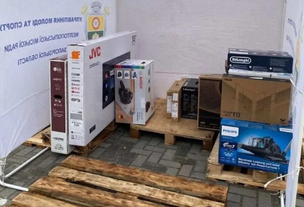 Шанс для мародерів: у Мелітополі поставили намети для повернення краденого - 24 Канал Шанс для мародерів: у Мелітополі поставили намети для повернення краденого - 24 Канал