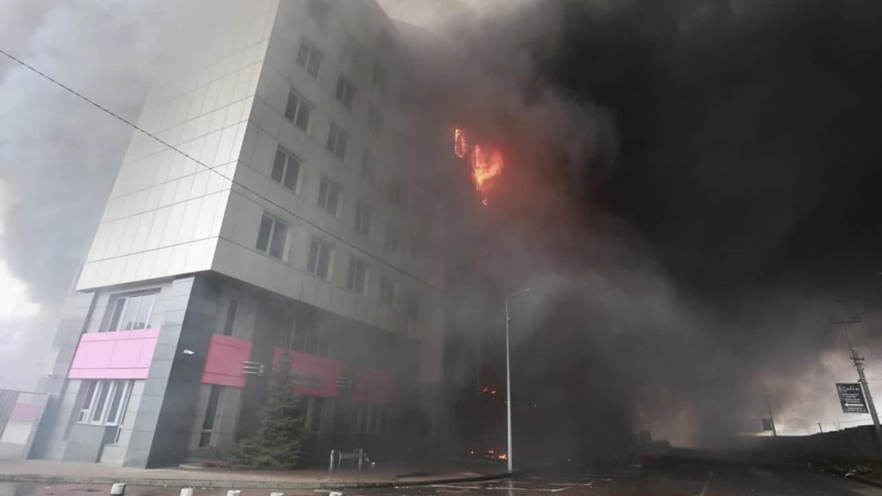 Обстріл селища Чайки під Києвом став причиною масштабної пожежі - 24 Канал