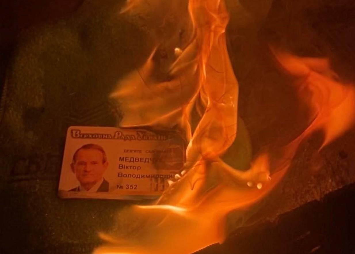 Из Рады похитили карту Медведчука и подожгли ее: эффектное видео - 24 Канал Из Рады похитили карту Медведчука и подожгли ее: эффектное видео - 24 Канал