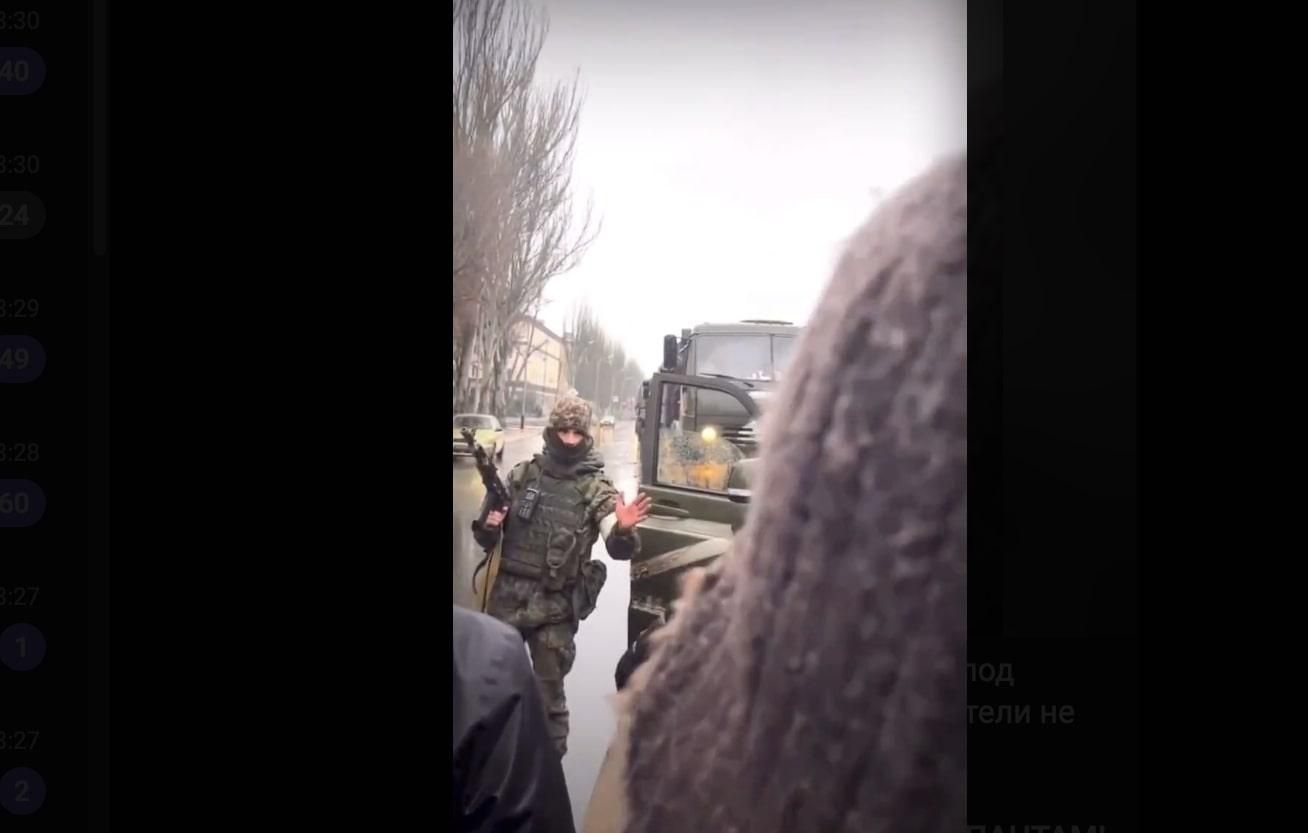 Героический Херсон: местные останавливают колонну оккупантов голыми руками – видео подвига - 24 Канал