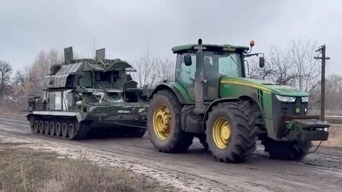 Українські фермери продовжують збирати "врожай" російської техніки: кумедне відео - 24 Канал
