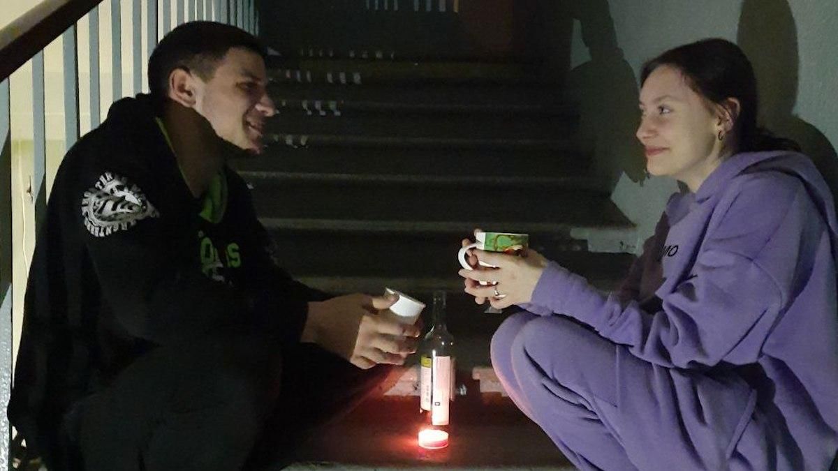 Киевские подростки устроили романтический ужин на лестнице в бомбоубежище: эмоциональное фото - 24 Канал