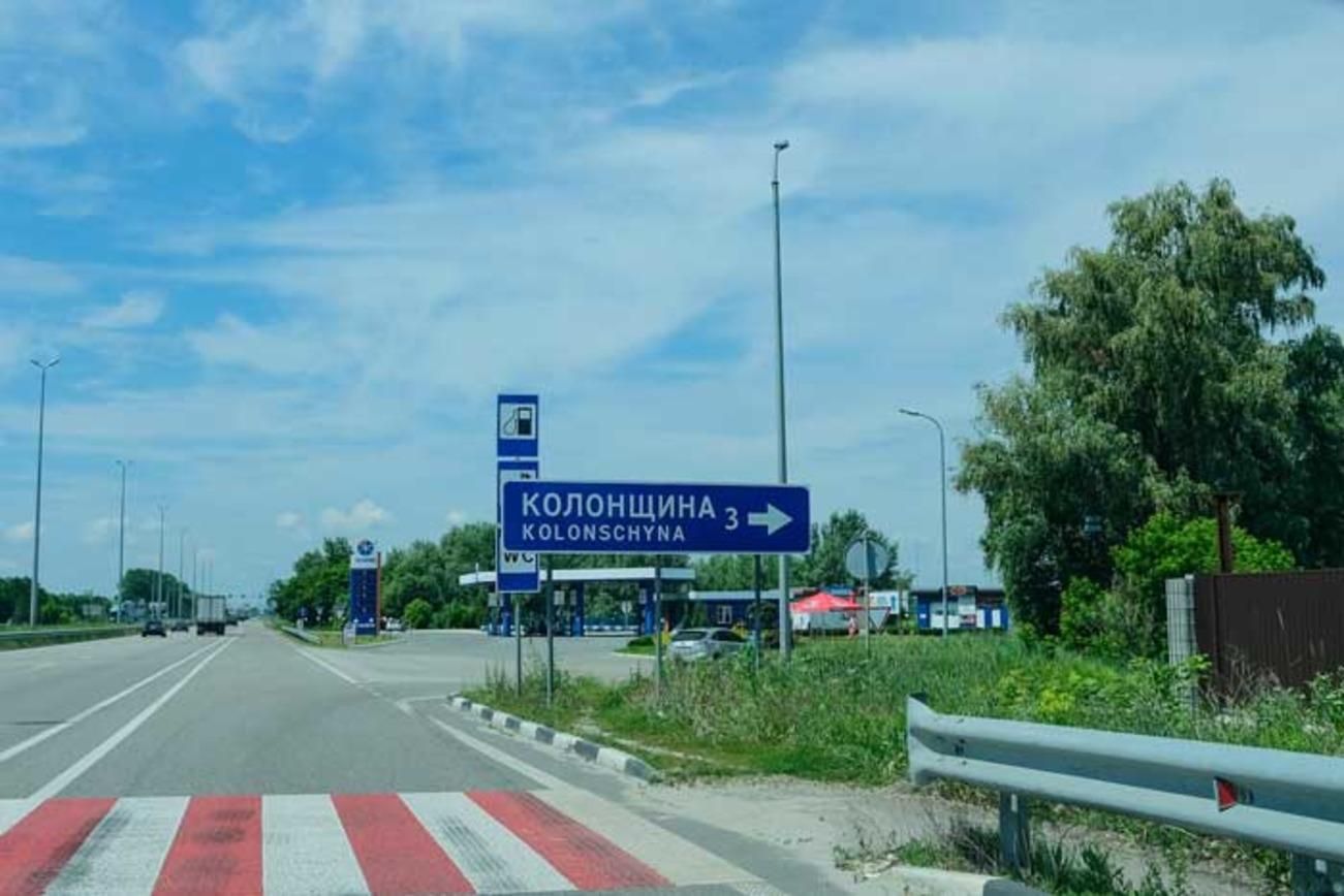 Россияне танками развалили кладбище и расстреляли местного под Киевом Россияне танками развалили кладбище и расстреляли местного под Киевом