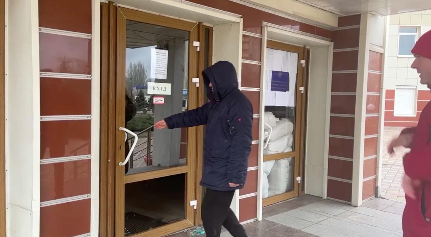 В Энергодаре оккупанты заблокировали мэрию и не впустили представителей власти В Энергодаре оккупанты заблокировали мэрию и не впустили представителей власти