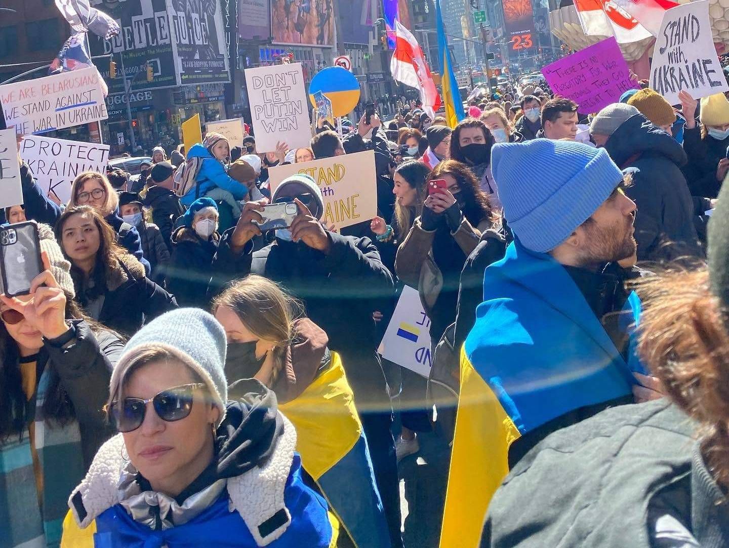 Людей по всему миру призывают выходить на митинги с требованием закрыть небо над Украиной: видео Людей по всему миру призывают выходить на митинги с требованием закрыть небо над Украиной: видео