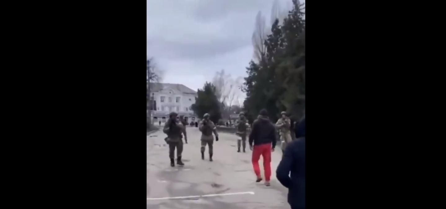 У Мелітополі беззбройні українці вийшли проти колони окупанта - 24 Канал У Мелітополі беззбройні українці вийшли проти колони окупанта - 24 Канал