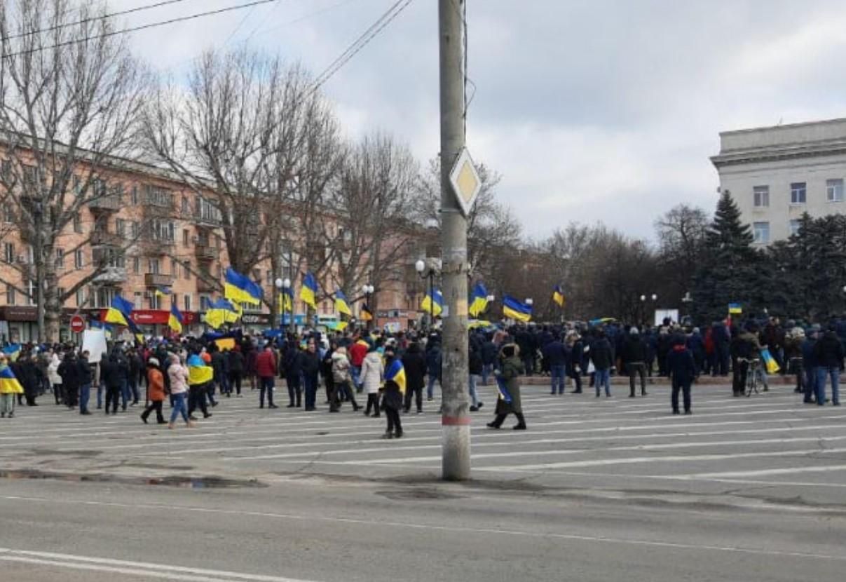 У Херсоні люди вийшли на центральну площу на мітинг проти окупантів - 24 Канал У Херсоні люди вийшли на центральну площу на мітинг проти окупантів - 24 Канал