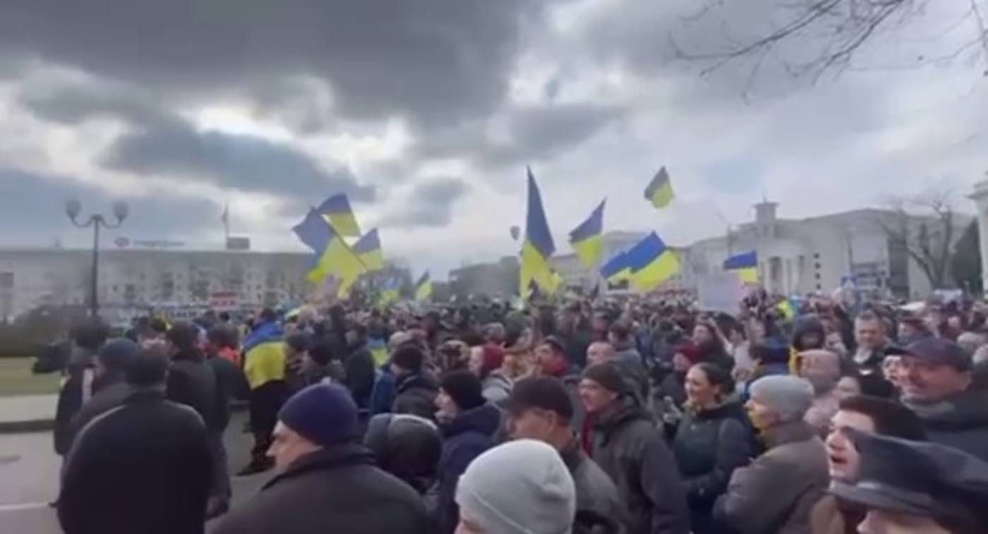 У Херсоні окупанти стріляють у повітря, боячись мирного мітингу - 24 Канал У Херсоні окупанти стріляють у повітря, боячись мирного мітингу - 24 Канал