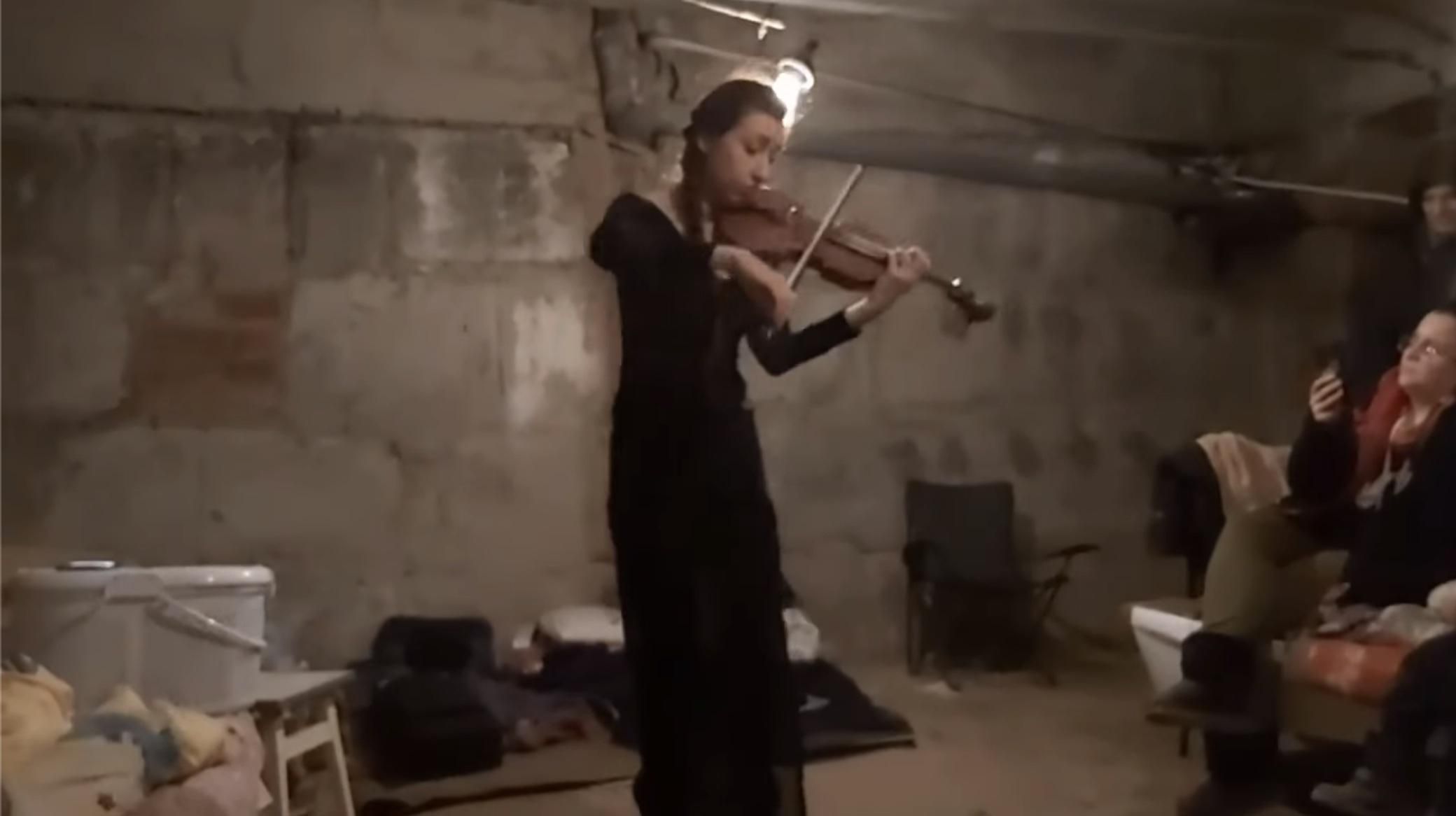 "Сила мистецтва проявляється у важкі часи": харківська скрипалька грає у бомбосховищі - 24 Канал "Сила мистецтва проявляється у важкі часи": харківська скрипалька грає у бомбосховищі - 24 Канал