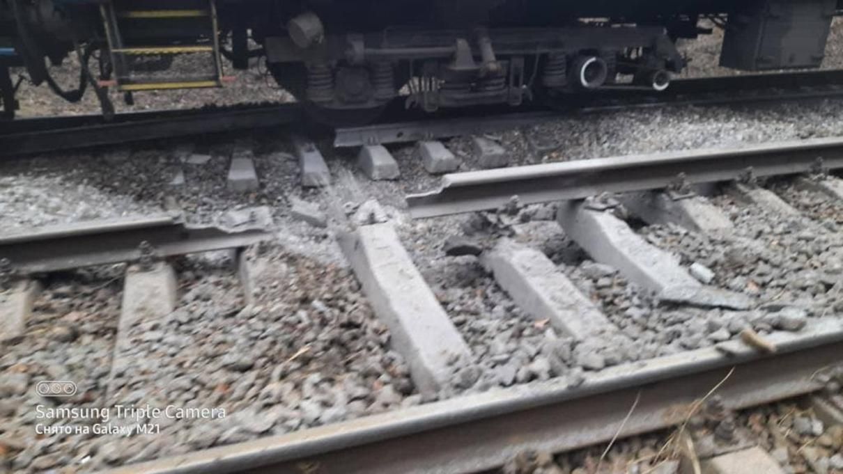 Евакуація залізницею – неможлива: снаряд пошкодив колію у напрямку Ірпеня - Київ
