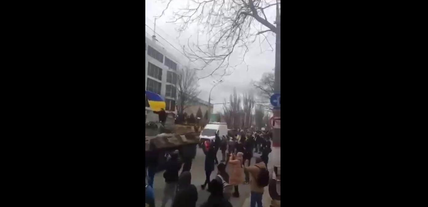 Окупанти залишили центр Херсона: мітингарі на трофейному БТРі вирушили головним проспектом - 24 Канал Окупанти залишили центр Херсона: мітингарі на трофейному БТРі вирушили головним проспектом - 24 Канал