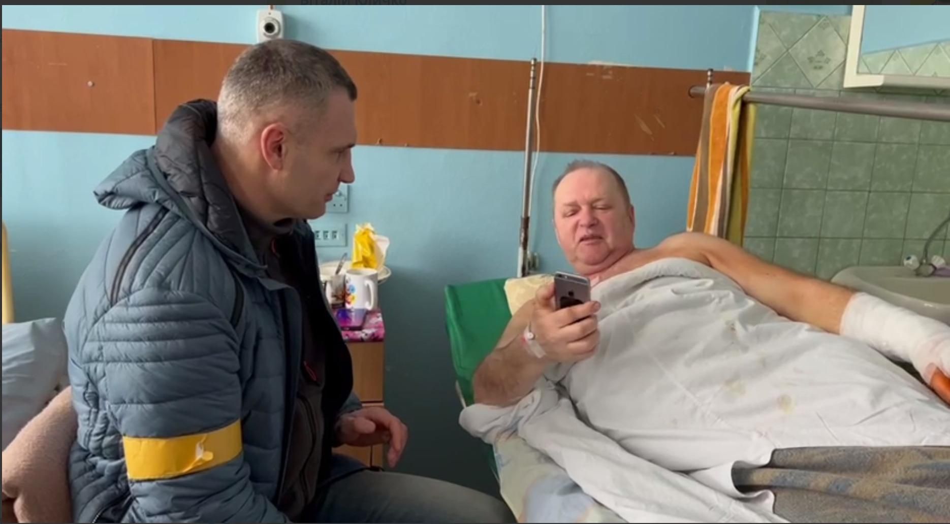 "Медики – герої": Кличко провідав водія швидкої, пораненого осколками снаряду - 24 Канал