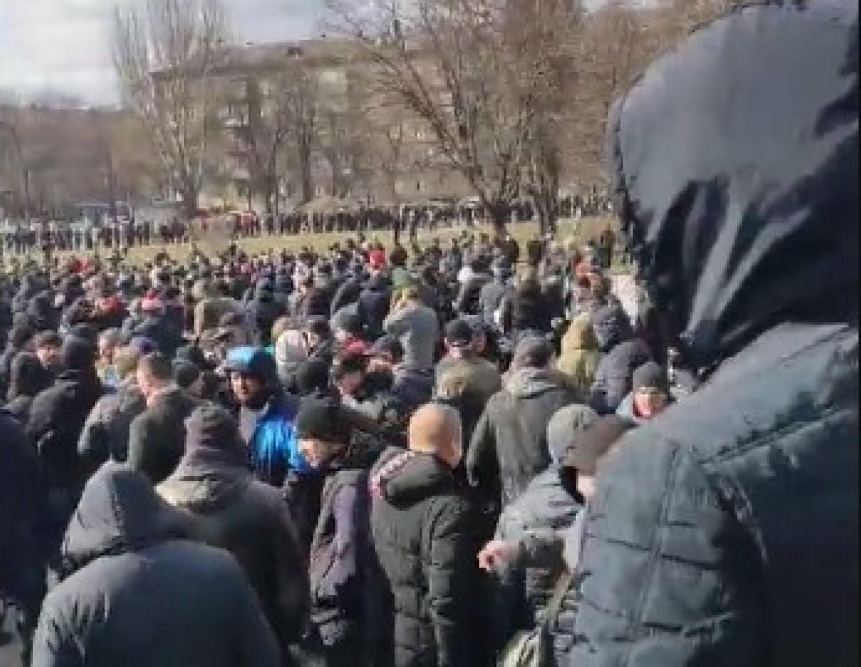 Яблоку негде упасть: в Запорожье тысячи желающих вступить в ряды теробороны - 24 Канал Яблоку негде упасть: в Запорожье тысячи желающих вступить в ряды теробороны - 24 Канал