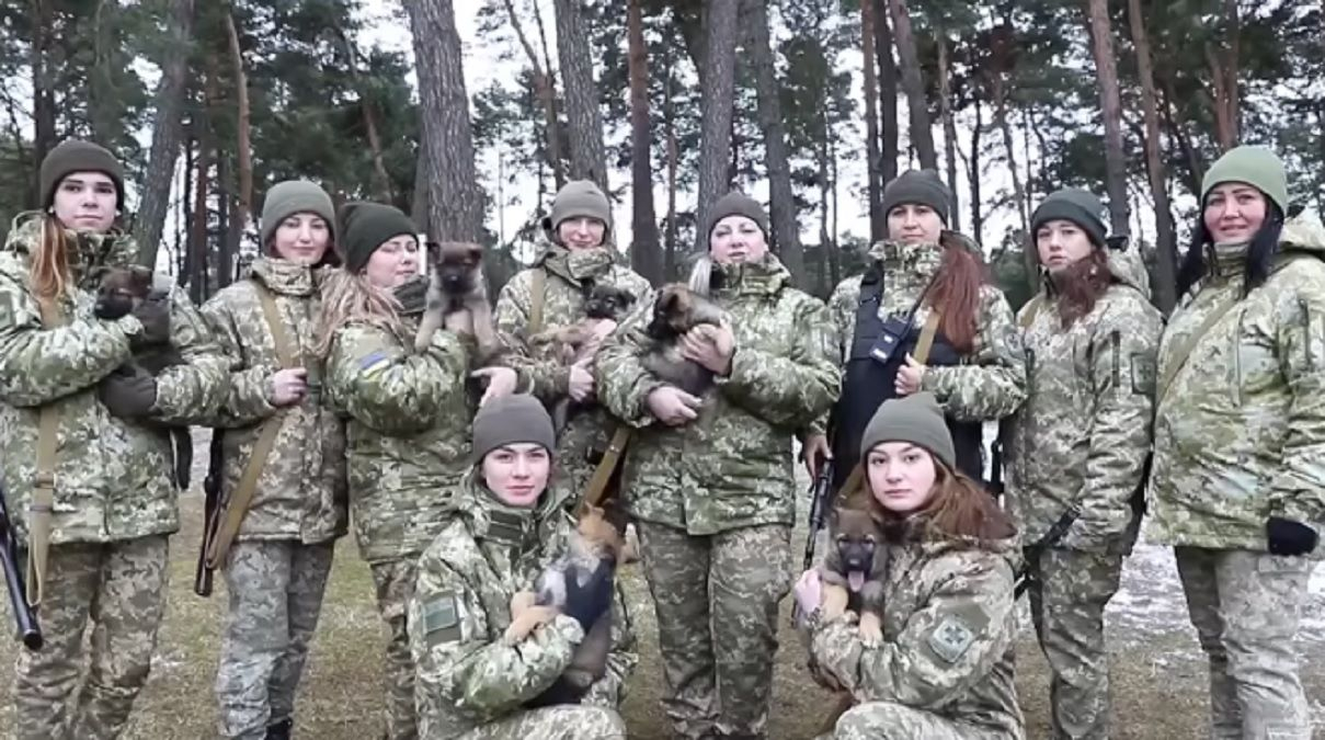 "Готові боронити Україну": миле відео з прикордонницями й чотирилапими захисниками - 24 Канал