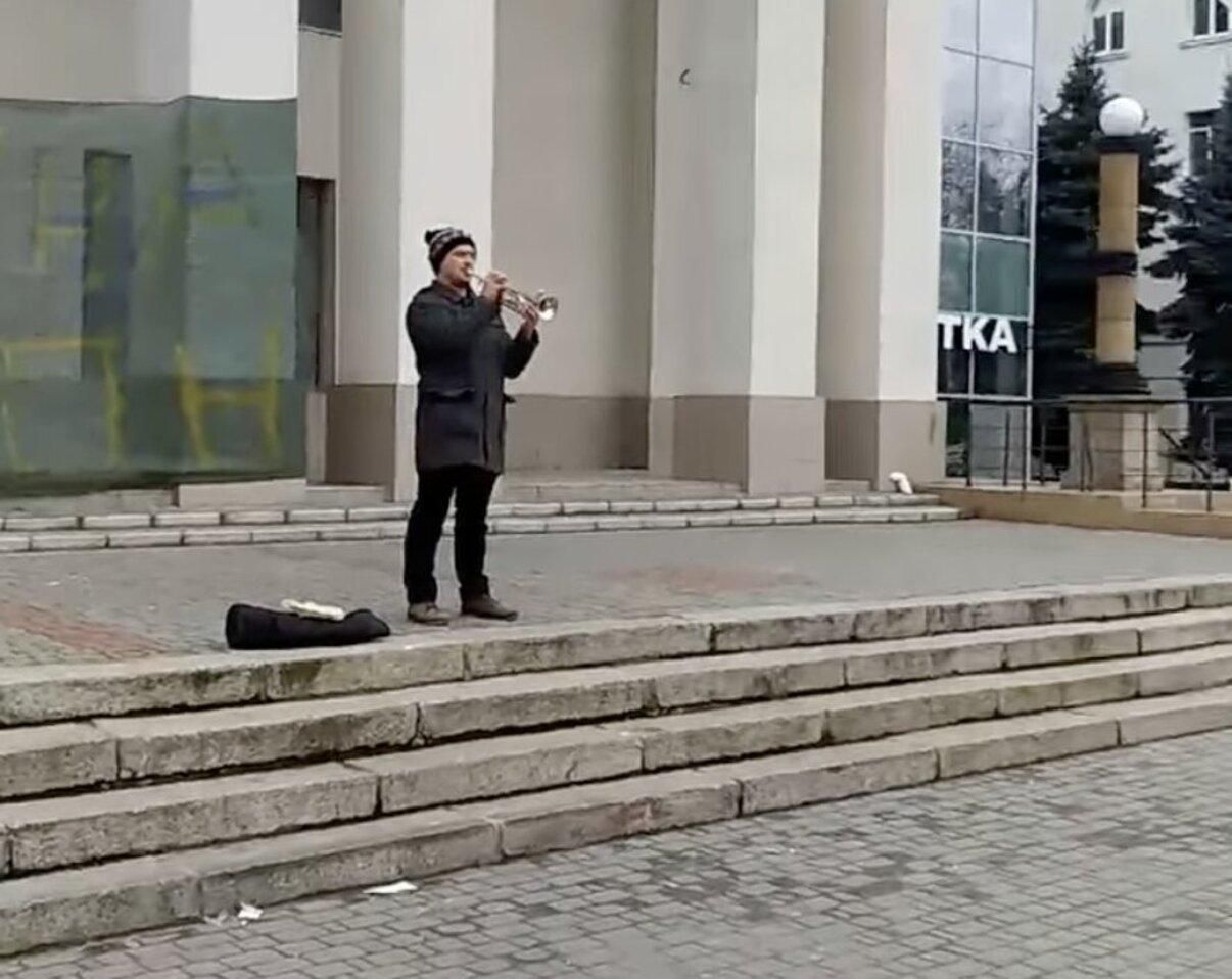 На центральной площади Херсона звучит гимн: видео с места происшествия На центральной площади Херсона звучит гимн: видео с места происшествия