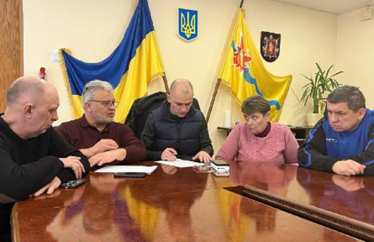 Городские власти Энергодара вернулись из пиццерии в здание исполкома - 24 Канал Городские власти Энергодара вернулись из пиццерии в здание исполкома - 24 Канал