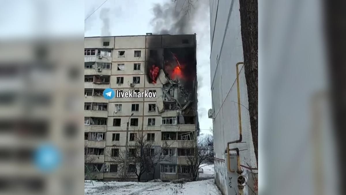 Окупанти знову обстрілюють житлові будинки Харкова:  жахливі відео руйнувань - 24 Канал