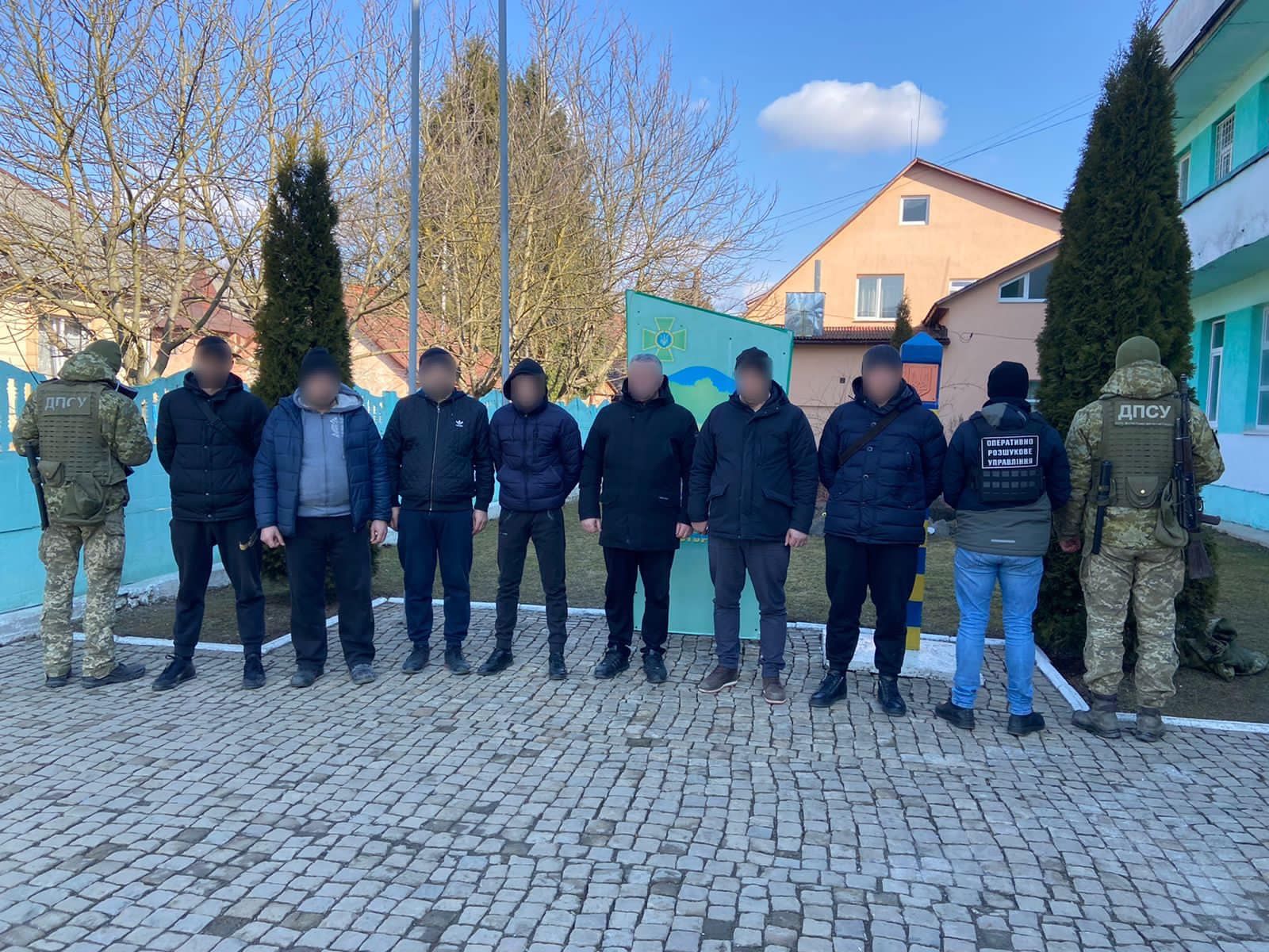 На Закарпатті затримали 14 військовозобов’язаних, які намагалися втекти за кордон: фото - 24 Канал На Закарпатті затримали 14 військовозобов’язаних, які намагалися втекти за кордон: фото - 24 Канал