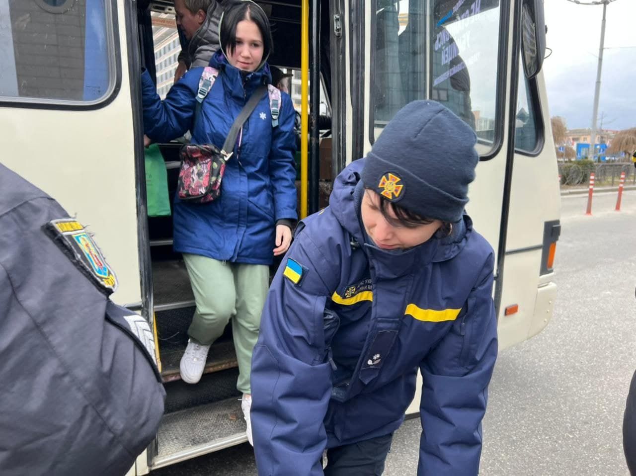 В Киевской области спасатели смело помогают гражданским: милые фото - 24 Канал В Киевской области спасатели смело помогают гражданским: милые фото - 24 Канал