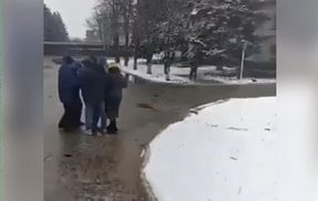 У Новопскові росіяни відкрили вогонь по мирних жителях У Новопскові росіяни відкрили вогонь по мирних жителях