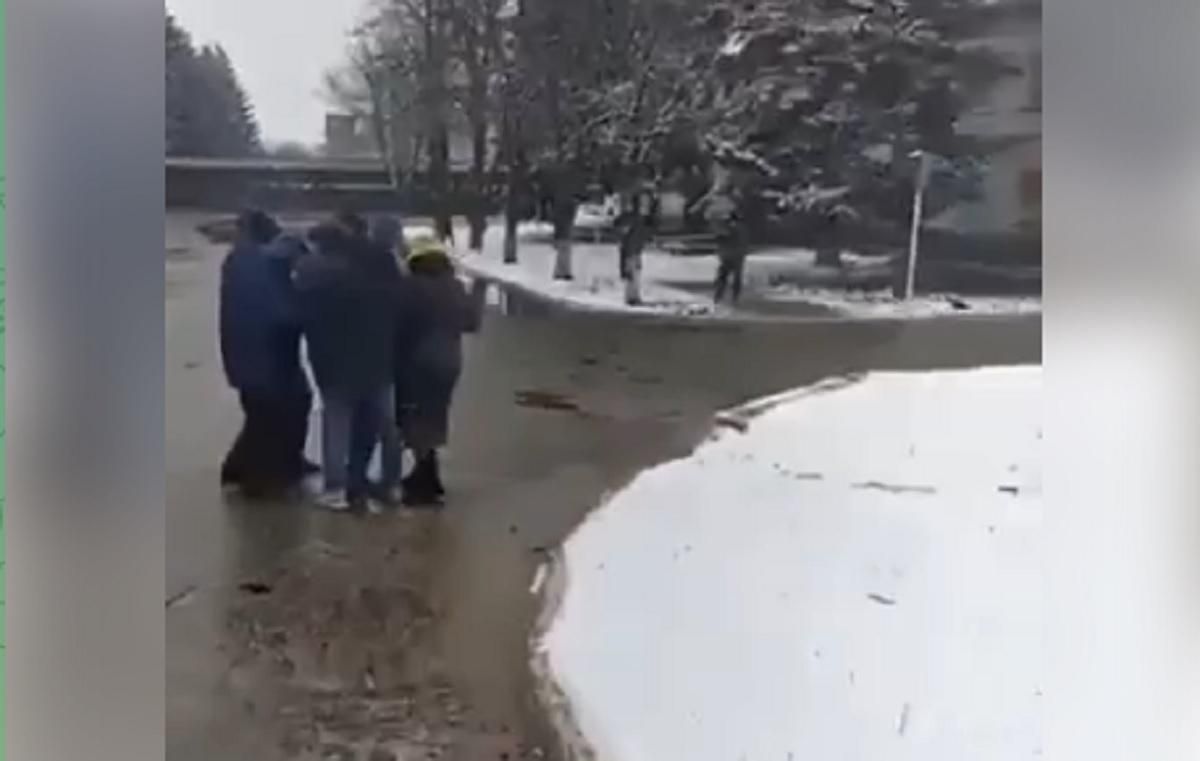 У Новопскові росіяни відкрили вогонь по мирних жителях - 24 Канал У Новопскові росіяни відкрили вогонь по мирних жителях - 24 Канал