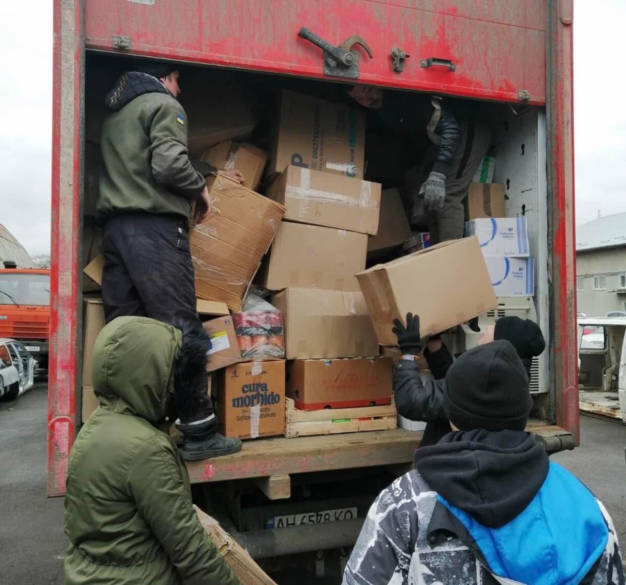 30 повних вантажівок готові везти гуманітарку на Херсонщину, але окупанти не впускають - 24 Канал 30 повних вантажівок готові везти гуманітарку на Херсонщину, але окупанти не впускають - 24 Канал