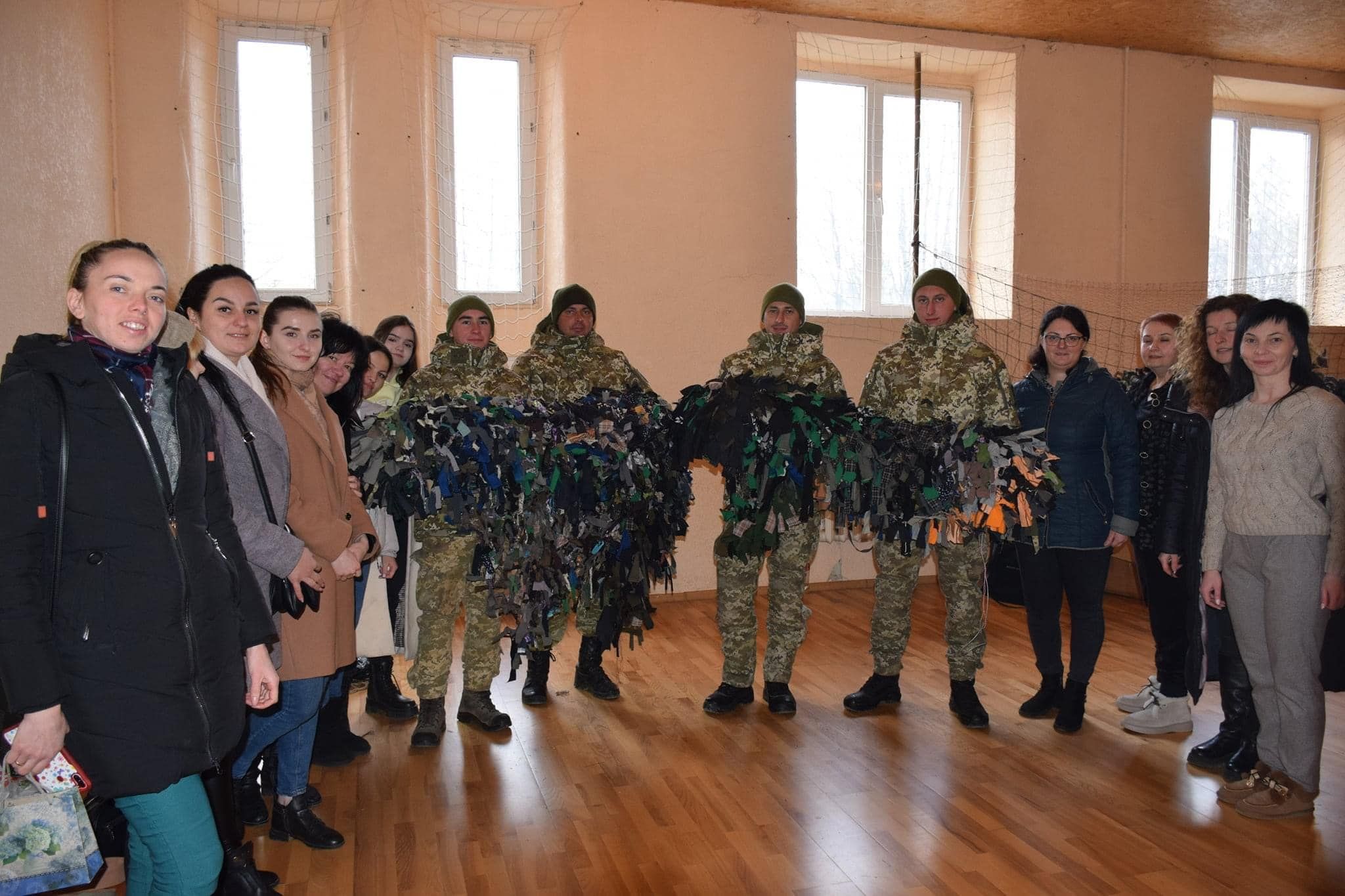 Вчителі та школярі Мукачева подарували прикордонникам освячені обереги та маскувальні сітки - 24 Канал