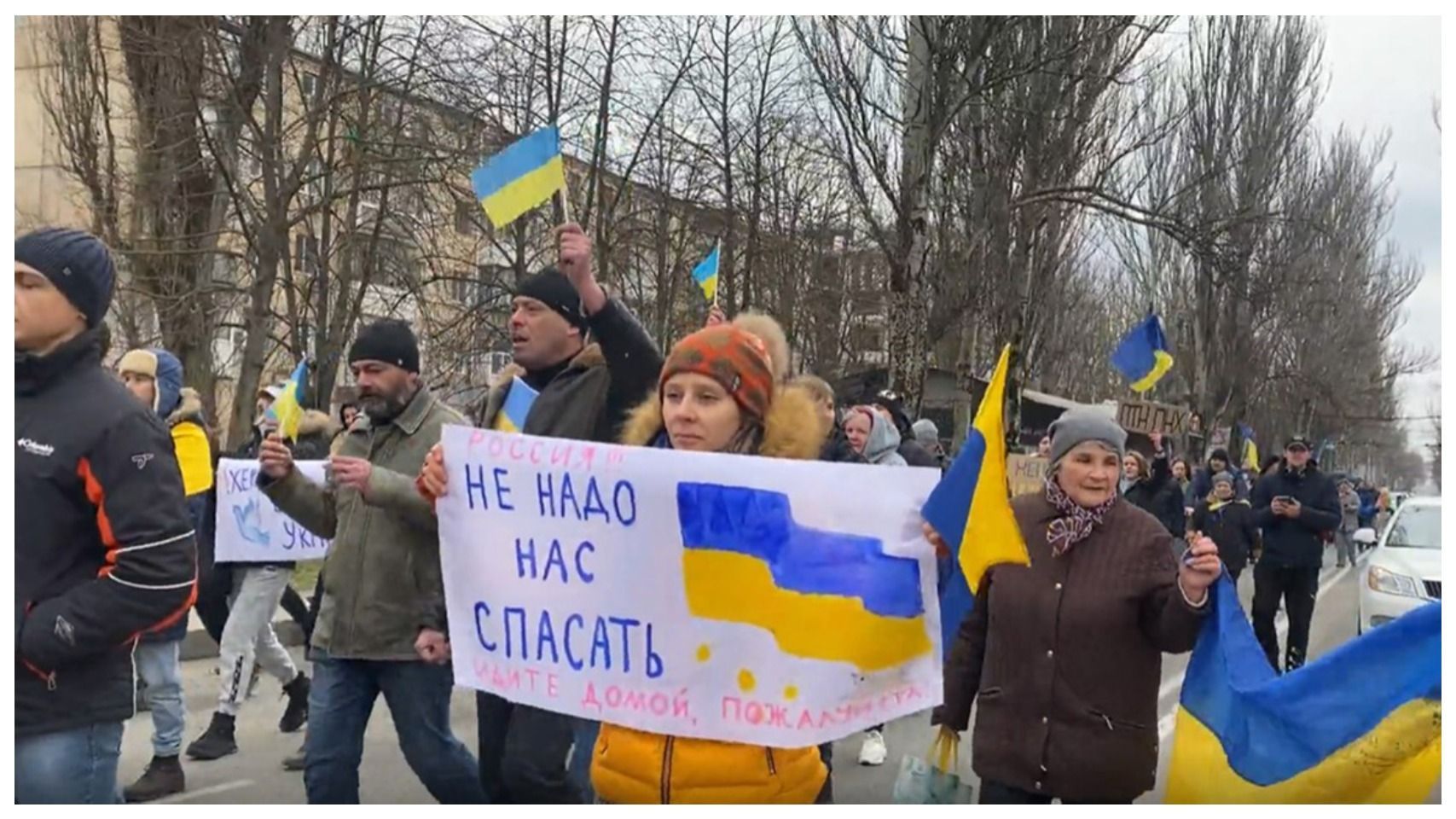 "Путін *уйло, русскій корабель – на*уй, Україна понад усе": колона херсонців - 24 Канал "Путін *уйло, русскій корабель – на*уй, Україна понад усе": колона херсонців - 24 Канал