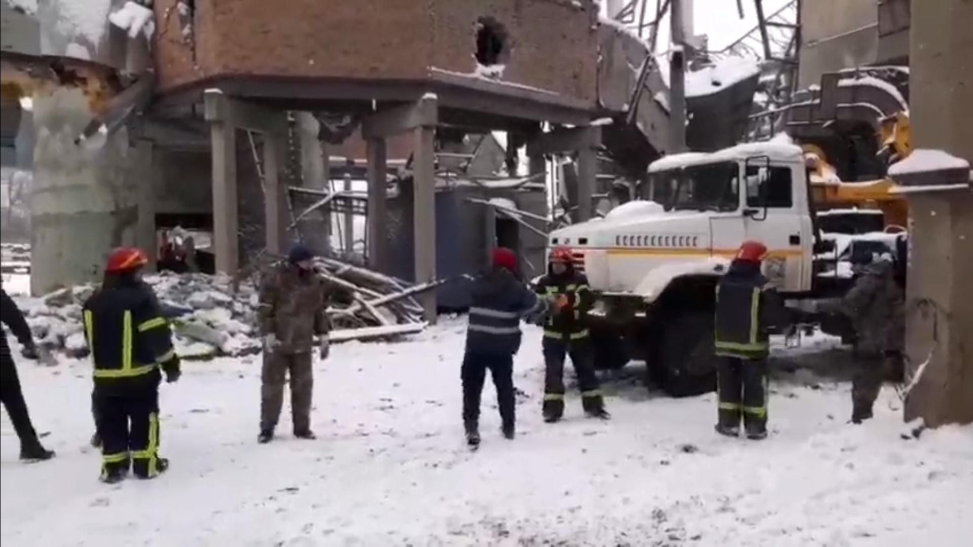 Спасатели и жители Ахтырки разбирают разрушенную оккупантами ТЭЦ: невероятное видео