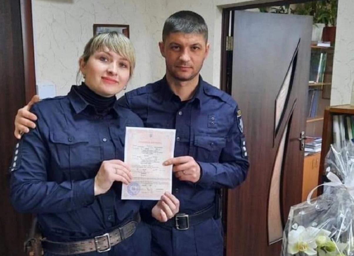 Шлюб у час війни: молодята-поліцейські продовжили роботу після весілля - 24 Канал Шлюб у час війни: молодята-поліцейські продовжили роботу після весілля - 24 Канал