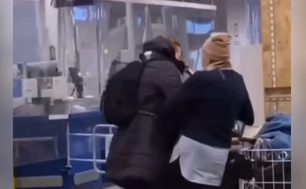 IKEA йде з ринку держави-агресорки: росіяни б'ються за каструлі - 24 Канал IKEA йде з ринку держави-агресорки: росіяни б'ються за каструлі - 24 Канал