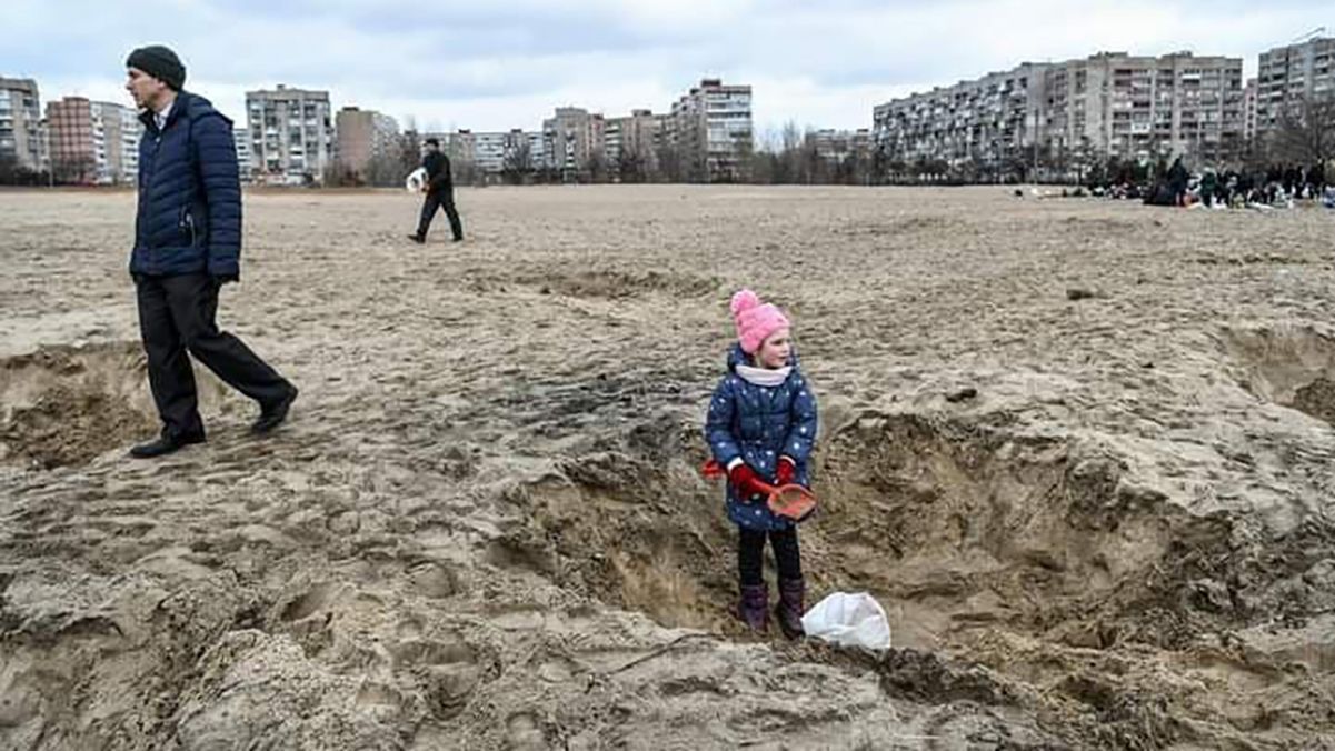 Маленька дівчинка у Запоріжжі допомагає копати укріплення перед містом - 24 Канал