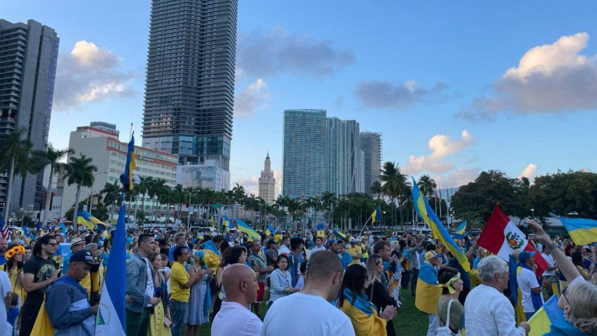 Несуть прапори та співають гімн: у США люди масово виходять на мітинги за Україну - 24 Канал Несуть прапори та співають гімн: у США люди масово виходять на мітинги за Україну - 24 Канал