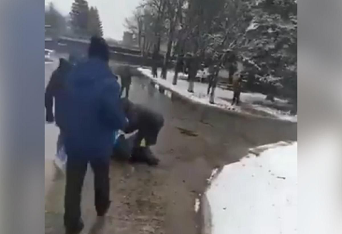 Мирні люди, по яких у Новопскові цинічно стріляв ворог, у стабільному стані - 24 Канал Мирні люди, по яких у Новопскові цинічно стріляв ворог, у стабільному стані - 24 Канал