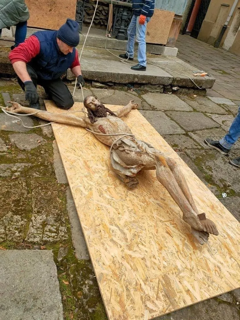 Скульптуру демонтировали, чтобы отправить в хранилище Скульптуру демонтировали, чтобы отправить в хранилище