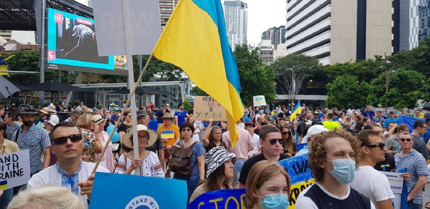 В Австралії люди вийшли з синьо-жовтою символікою, щоб підтримати Україну: яскраві фото та відео - 24 Канал